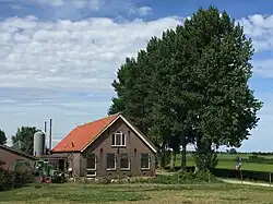 Een boerderij in Zuid-Holland met een omgekeerde vlag
