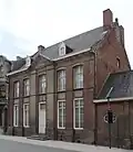 Classicistisch herenhuis met koetsgebouw
