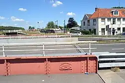 Boezembrug Halfweg (detail), met fabrieksplaat van Kloos Kinderdijk. Op de achtergrond de brug over de sluis, rechts Huis ter Hart; juni 2018.