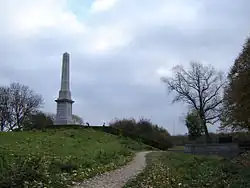 Kanaalberm en obelisk
