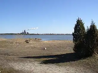 Bogeviken met cementfabriek op de achtergrond