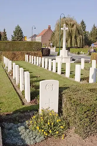 Brits perk met Cross of Sacrifice