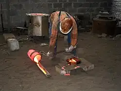 Het resterende brons wordt in een mal gegoten, zodat het hergebruikt kan worden