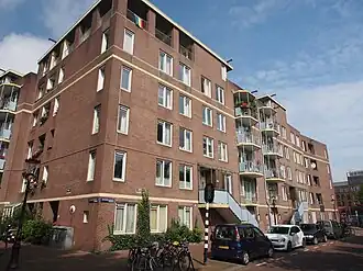 Bokkinghangen 1-39, hoek Zoutkeetsgracht (2016) achter de klimplant gevelsteen Zeebrasem