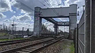 Bovenleiding loopt door over beide sporen