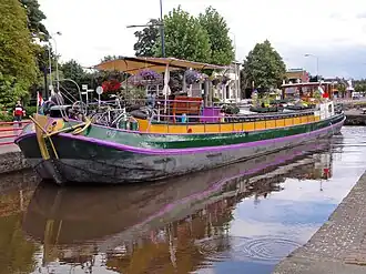 De Bolle Domus, een Groninger Boltjalk, wordt geschut in de Buinersluis (2012)