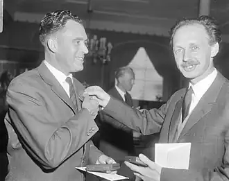 Journalist H.A. Bollen (links) en Dolf Toussaint krijgen de ANWB-prijs (1966)