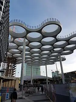 Bollendak op het Stationsplein nabij Utrecht Centraal tijdens de bouw.