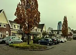 Oud-Bolnes na herinrichting, het "Potlood" op de achtergrond