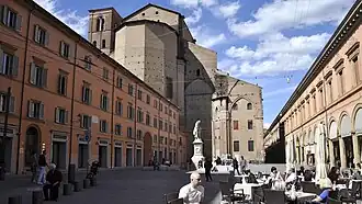 De achterzijde van de basiliek vanaf de Piazza Galvani