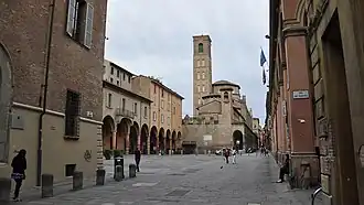 De basiliek en haar toren vanaf de Piazza Giuseppe Verdi