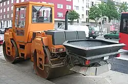 Tandemwals met strooimachine