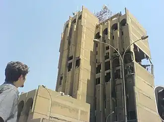 Een gebombardeerd telecommunicatiegebouw in Bagdad in juli 2006.