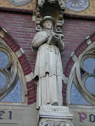 Beeld aan de Sint-Bonaventurakerk in Woerden