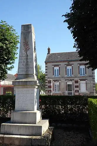 Oorlogsmonument en gemeentehuis