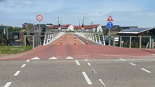 Bongerdbrug, op de achtergrond De Bongerd (mei 2019)