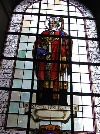 Bonifatius op een glasraam in de Sint-Pieterskerk van Ukkel.