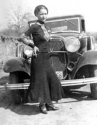 Bonnie Parker voor een Ford Model 18
