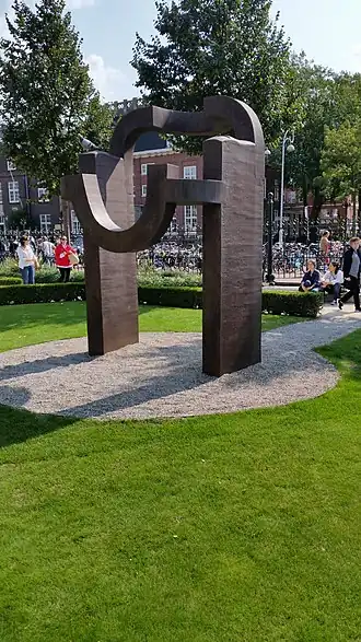 Boog van de vrijheid in de Rijksmuseumtuinen (augustus 2018)