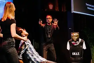 Andrew Moskos op het podium net de AI in 2019