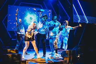 Simon Lukacs, Stacey Smith, Matt Castellvi, Terrance Lamonte Jr, en Katie Nixon spelen in Boom Chicago Into the Metaverse: Meta Luck Next Time in 2022