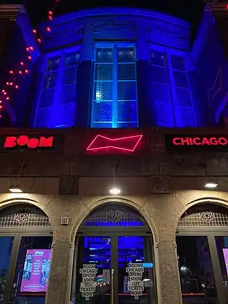 Boom Chicago's theater licht blauw op tijdens de Wereld Autisme Dag in 2021.