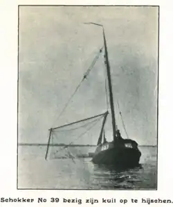 schokker nr. 39 hijst zijn ankerkuil