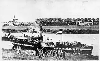 De molen staat in de verte, op de Venlose oever.