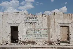 Muurschildering op een vervallen gebouw in Boquillas del Carmen