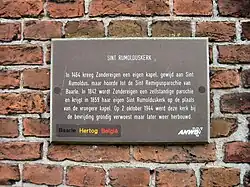 Informatiebord op de kerk