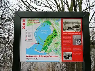 Bord dat de plaats van de dijkdoorbraak markeert.