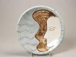 Ingekrast bord met gezicht en profiel