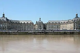 Place de la Bourse vanaf de rivier gezien