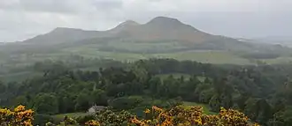 zicht op de drie pieken van Eildon Hills