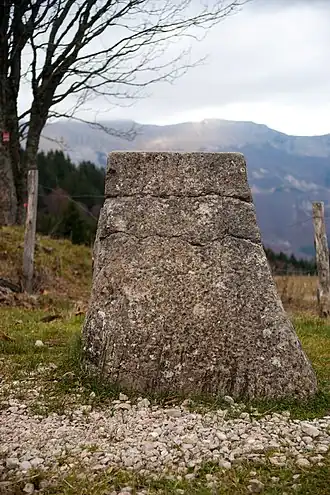 "Borne au lion" : grenspaal uit 1613.