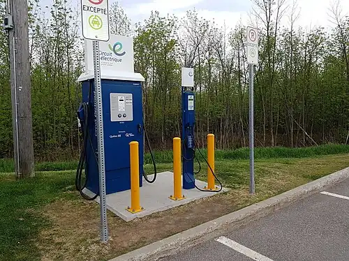 Een laadstation in Quebec, met een AddÉnergie Technologies 50&nbsp;kW CHAdeMO / CCS Combo DC-snellader en een L2 EVSE.