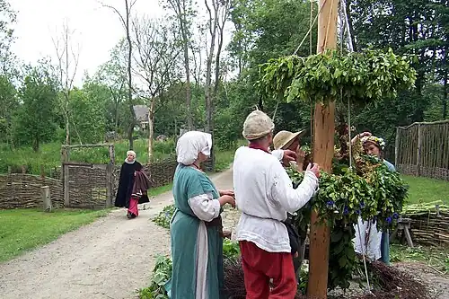 Vrijwilligers in middeleeuwse kledij