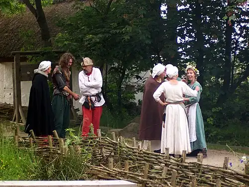 Vrijwilligers in middeleeuwse kledij