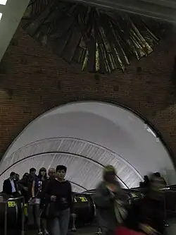 De roltrappen en de waaier erboven