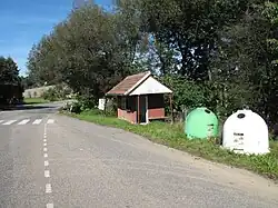 Bushalte in het dorp (2014)