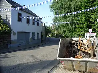 Hoofdstraat met leegstaande huizen