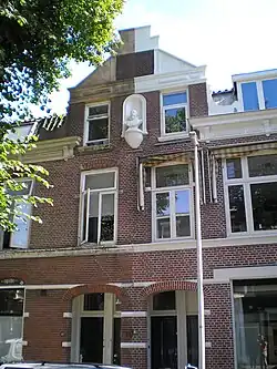 Borstbeeld J.P. Coen aan de Jan Pieterszoon Coenstraat 127-127a (gemeentelijk monument)