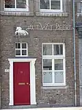 Huis IN HET WIT PEERT met lijstgevel.