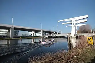 De Bosrandbrug, gezien naar het noorden. Ter linkerzijde het viaduct van de N232. Maart 2014.