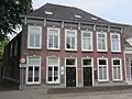 Tweebeukig, tweelaags huis