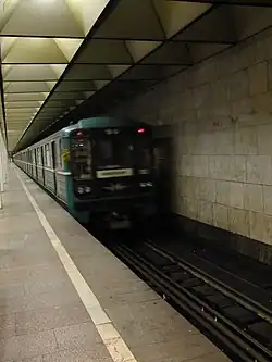 Het perron met cassetteplafond