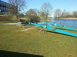 Enkele boten en op de achtergrond de twee aanlegvlotten