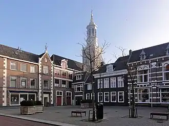 De Botermarkt in Kampen, op de achtergrond een kerktoren