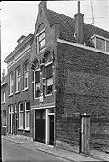 Pand met tot puntgevel gewijzigde trapgevel van het Dordtse type