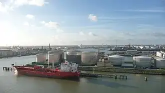 Botlek vanuit de Tweede Werkhaven richting het westen